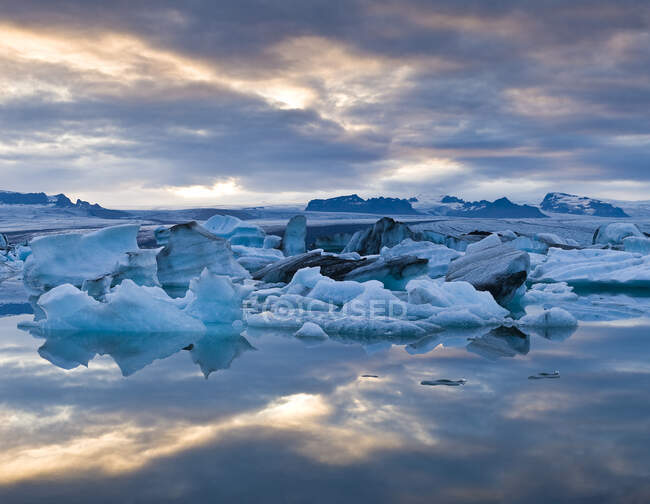 Islande, icebergs sur le lac glaciaire de Jokulsarlon au coucher du soleil — Photo de stock