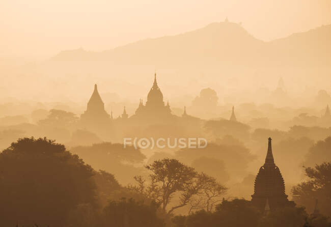 Мьянма, Баган, вид на храмы в утреннем тумане — стоковое фото