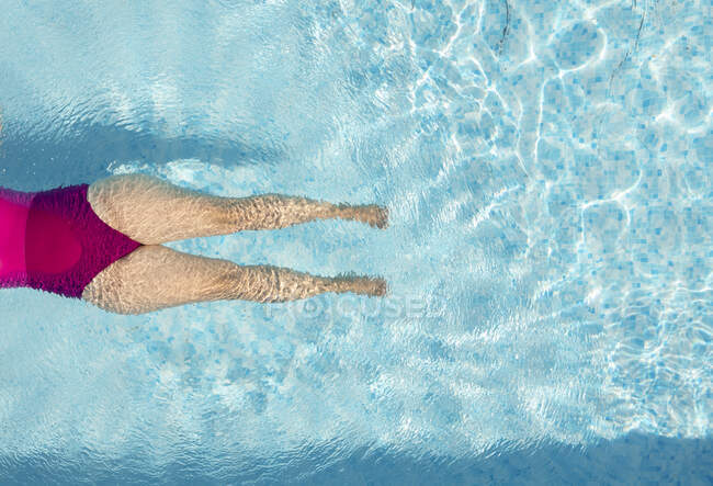 Nederland, Breda, Veduta aerea della donna in piscina — Foto stock