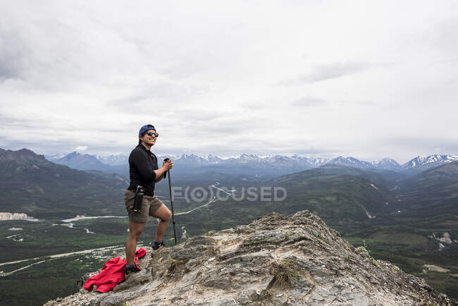 EUA, Alasca, Caminhante feminina no topo da montanha no Parque Nacional de Denali — Fotografia de Stock