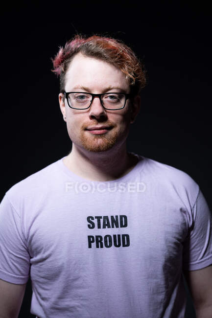 Retrato de estudio del hombre con anteojos y camiseta blanca - foto de stock