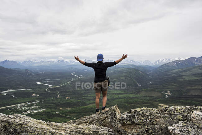 США, Аляска, жіночий турист Rearview на вершині гори в національному парку Деналі. — стокове фото