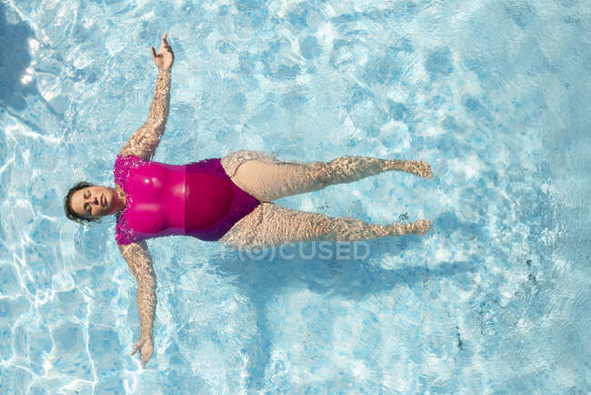 Nederland, Breda, Ansicht einer Frau im Schwimmbad — Stockfoto