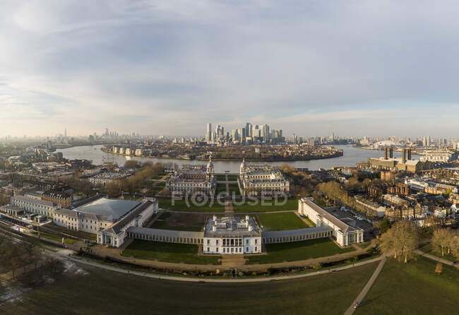 Великобритания, Лондон, Вид с воздуха на старый Королевский военно-морской колледж в сумерках — стоковое фото