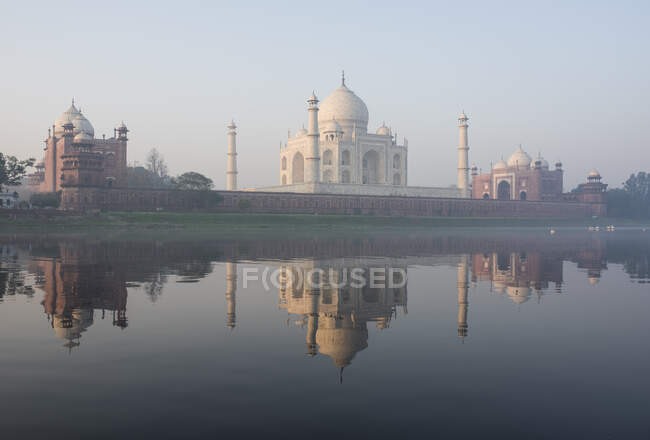 India, Uttar Pradesh, Agra, Taj Mahal visto attraverso il fiume Yamuna all'alba — Foto stock