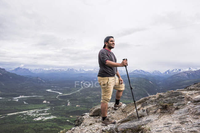 États-Unis, Alaska, Randonneur souriant au sommet d'une montagne dans le parc national de Denali — Photo de stock