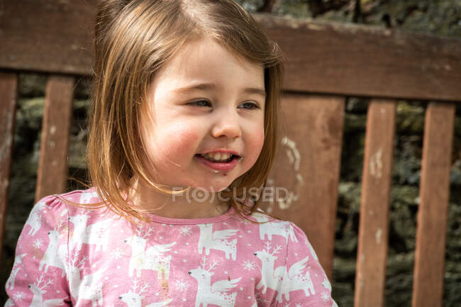 UK, Portrait of smiling girl (2-3) outdoors — Stock Photo