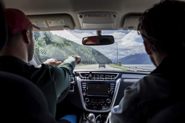USA, Alaska, Veduta posteriore di due uomini in auto nel Kenai Fjords National Park — Foto stock