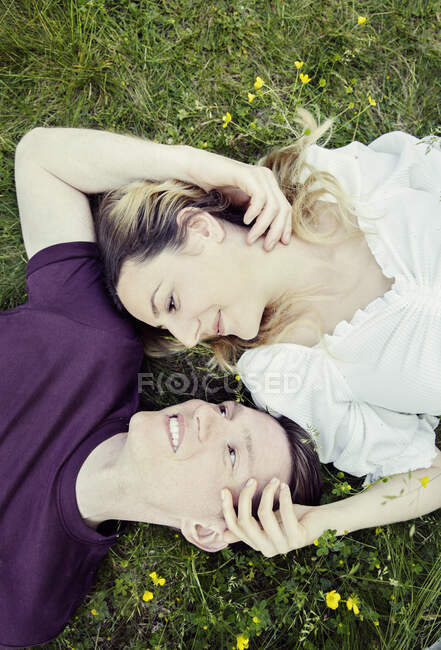 Австрия, Вена, Вид сверху на молодую пару, лежащую на траве — стоковое фото