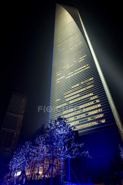 Китай, Шанхай, Шанхайський світовий фінансовий центр вночі. — стокове фото