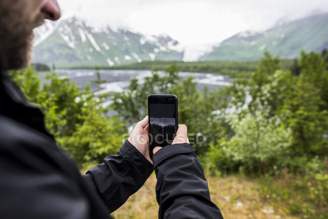 États-Unis, Alaska, Gros plan sur des randonneurs photographiant des paysages dans le parc national Denali — Photo de stock