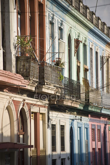Cuba, L'Avana, facciate colorate degli edifici della città vecchia — Foto stock