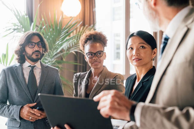 Italy, Business people talking in creative studio — Stock Photo