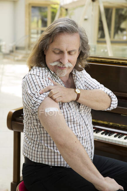 Австрия, портрет пианиста с клейкой повязкой на руке — стоковое фото