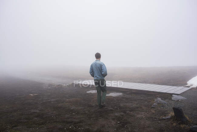 USA, Alaska, Rückansicht des Menschen in nebliger Landschaft im Kenai Fjord Nationalpark — Stockfoto
