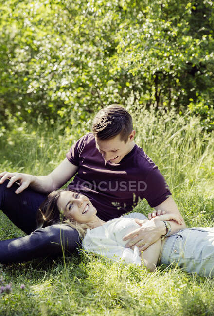 Autriche, Vienne, Jeune couple souriant flirtant dans le parc — Photo de stock