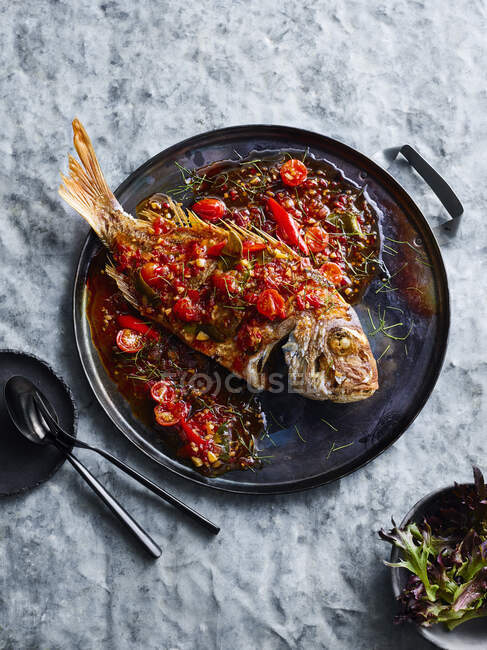 Bpla Raadt Prink - fried whole snapper with sweet chili sauce — Stock Photo