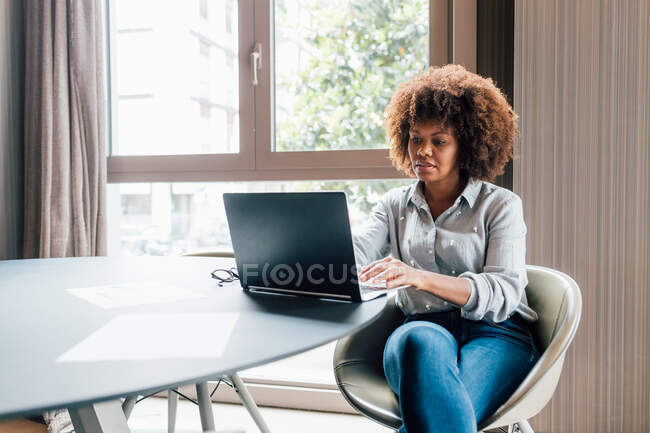 Італія, Businesswoman використовує ноутбук за столом у творчій студії — стокове фото