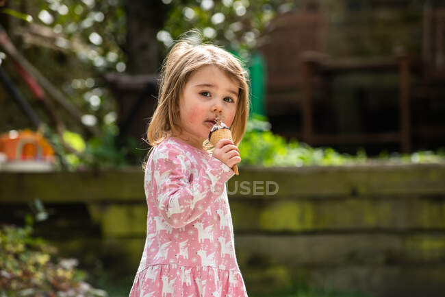 Reino Unido, Retrato de niña (2-3) con cono de helado - foto de stock