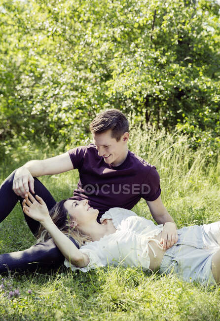 Австрия, Вена, улыбающаяся молодая пара, флиртующая в парке — стоковое фото
