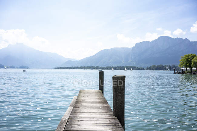 Áustria, Pier on Mondsee no verão — Fotografia de Stock