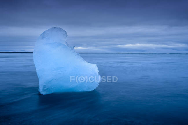 Ісландія, Айсберг на Йокулсарлонському льодовиковому озері в сутінках — стокове фото