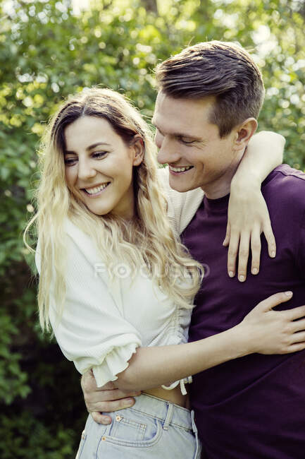 Austria, Vienna, Young couple embracing in park — Stock Photo