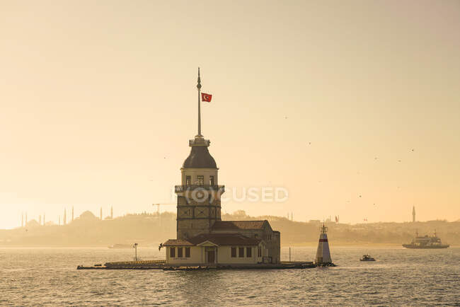 Turquia, Istambul, Torre das Donzelas ao pôr-do-sol — Fotografia de Stock