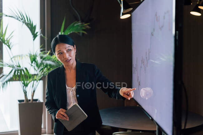 Italy, Businesswoman having presentation in creative studio — Stock Photo