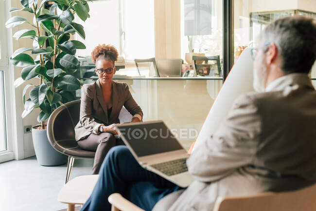 Italy, Business people talking in creative studio — Stock Photo