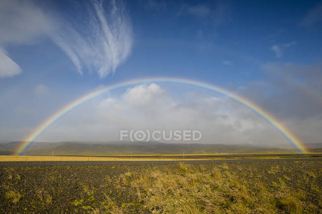 Islande, arc-en-ciel au-dessus de l'autoroute dans le paysage — Photo de stock
