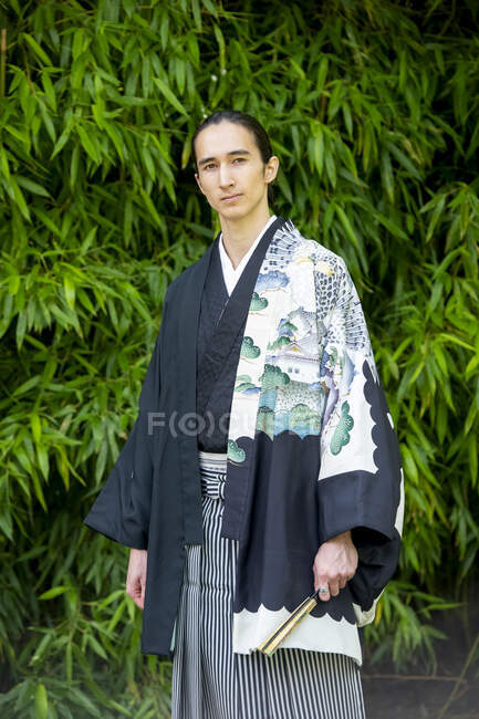 Großbritannien, Porträt eines jungen Mannes mit Kimono im Park — Stockfoto