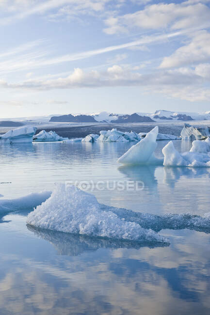 Islandia, Icebergs on glacial lake Jokulsarlon - foto de stock