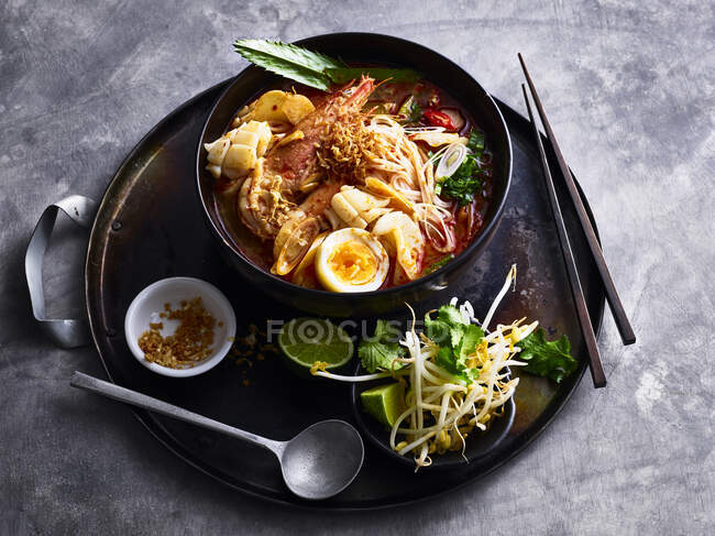 Guay Tiew Dtom Yum Goong noodle soup — стокове фото
