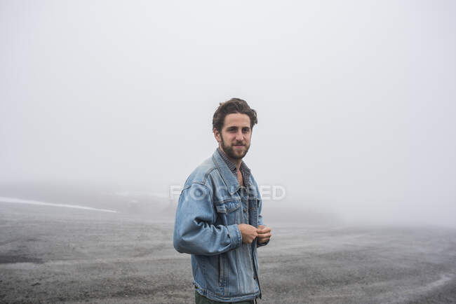 Estados Unidos, Alaska, Retrato del hombre en el paisaje de niebla en el Parque Nacional Kenai Fjords - foto de stock