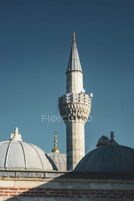 Turchia, Istanbul, Moschea Semsi Pasa minareto contro il cielo blu — Foto stock