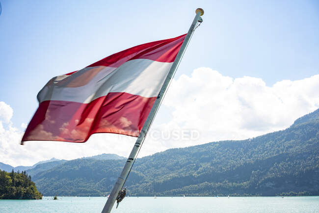 Austria, Bandera austriaca en ferry en Wolfgangsee - foto de stock