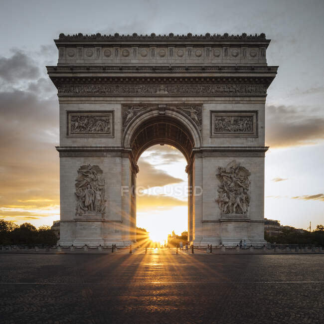Франція, Париж, Тріумфальна арка на заході сонця. — стокове фото