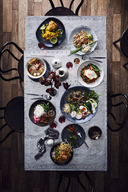 Mesa con auténticos platos de menú tailandés - foto de stock