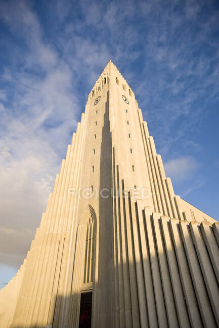 Islândia, Reykjavik, Vista de baixo ângulo de Hallgrimskirkja Luterana igreja exterior — Fotografia de Stock