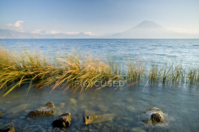 Guatemala, Terras Altas Ocidentais, Lago Atitlan com Volcan San Pedro em segundo plano — Fotografia de Stock