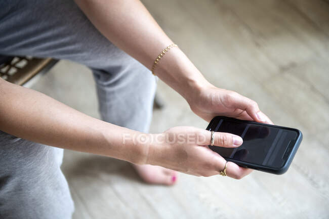 Велика Британія, Лондон, Збільшення жіночих рук, що тримають смартфон — стокове фото