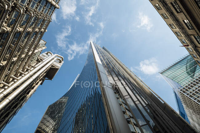Reino Unido, Londres, arranha-céus do distrito financeiro visto de baixo — Fotografia de Stock