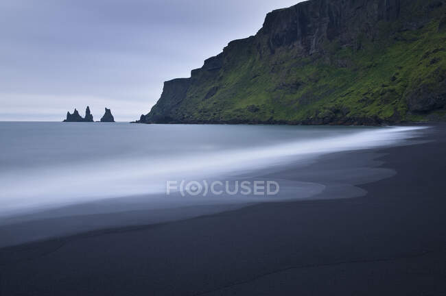 Исландия, Вик, скалы и морские волны на пляже — стоковое фото