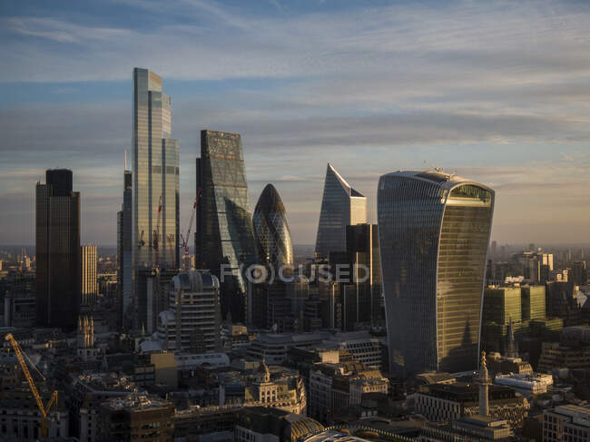 Reino Unido, Londres, Vista aérea de los rascacielos del distrito financiero al atardecer - foto de stock