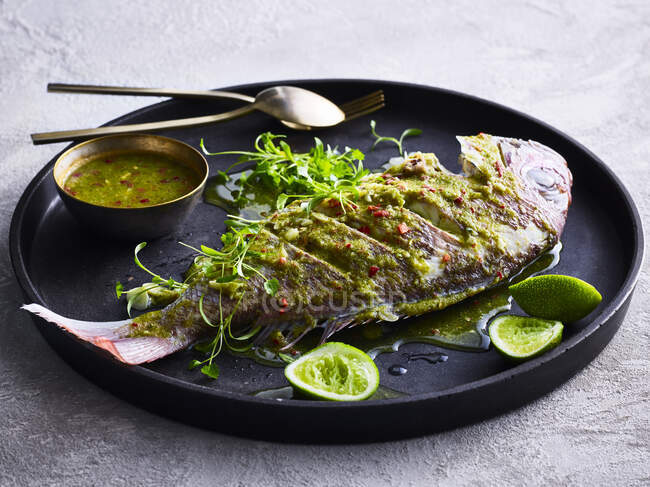 Bpla Neng Ma Now - poisson cuit à la vapeur au chili au citron vert — Photo de stock