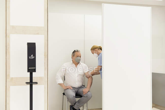 Австрия, Вена, человек, получающий вакцинацию против ковида-19 — стоковое фото