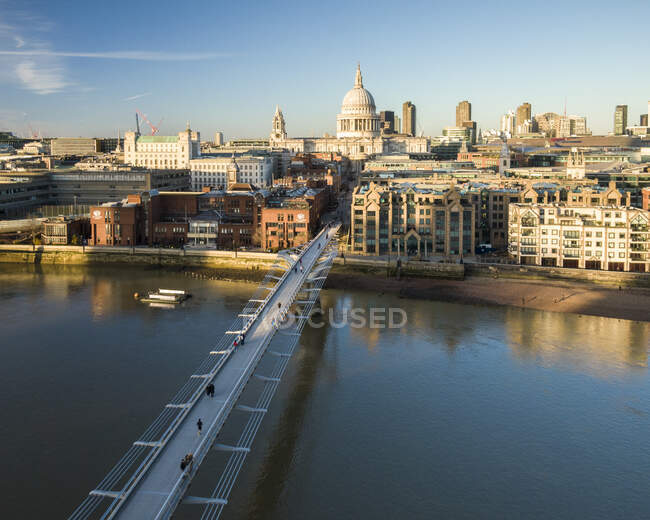 Reino Unido, Londres, Vista aérea de la pasarela sobre el río Támesis - foto de stock