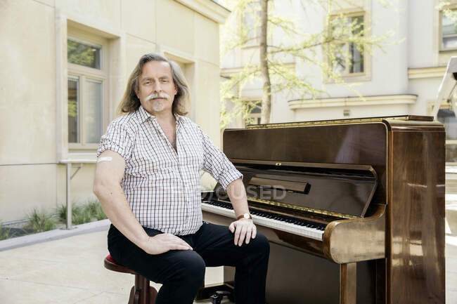 Österreich, Porträt eines Pianisten mit Haftverband am Arm — Stockfoto