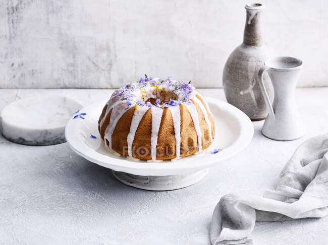 Meyer lemon creme fraiche and  poppyseed bundt cake — Stock Photo